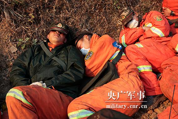 应对云南大理海东镇山火的全力扑救