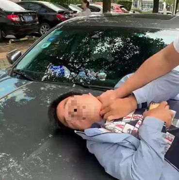 男子闯红灯差点被撞后锁喉车主，理智与冲动的较量