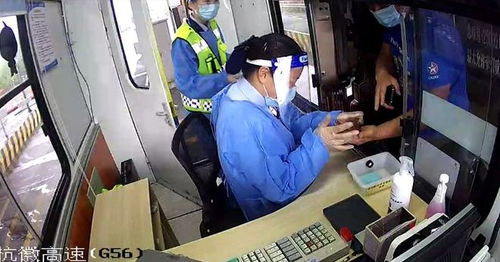 高温天高速收费员被司机霸气投喂背后的故事