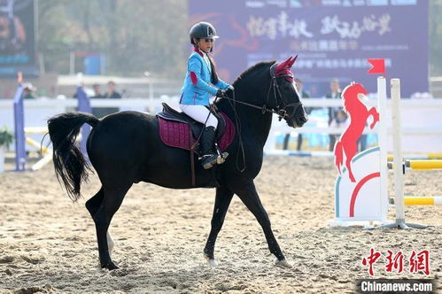 开幕式上的女骑手，英姿飒爽，震撼人心