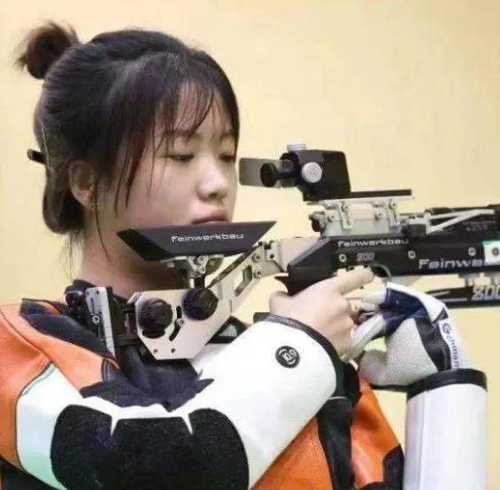 戴最萌的发卡打最准的枪