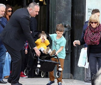 田亮否认与儿女在巴黎铁塔下卖货，真相与误解