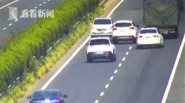 悲剧瞬间！公交司机突发疾病身亡，车辆失控驶入河道