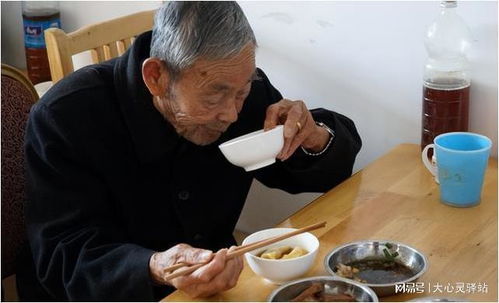 意外之中的伤痛，一位72岁老人吃山竹时被蝎子咬伤的经历