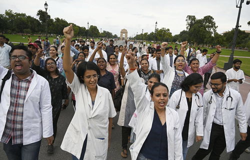 印度独立日爆发前所未有女性示威的背后