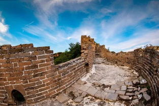 游客长城拍照惊现砖松动，肉眼可见的慌张