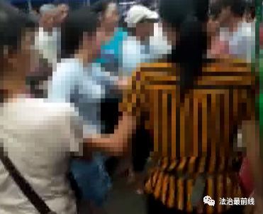 女子小区内晒背竟遭意外