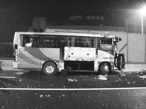 满载演出人员巴士发生车祸的悲剧，生命的脆弱与社会的警醒