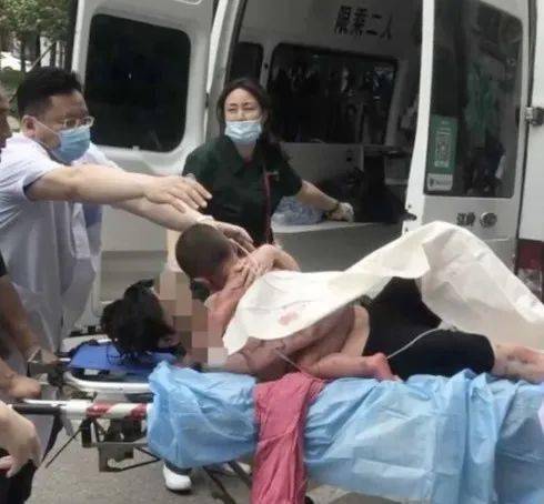 济州岛民宿爆炸事件，中国女游客不幸烧伤，各界关注救援行动