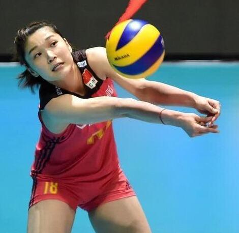 孙颖莎与女排姑娘们的合影时刻