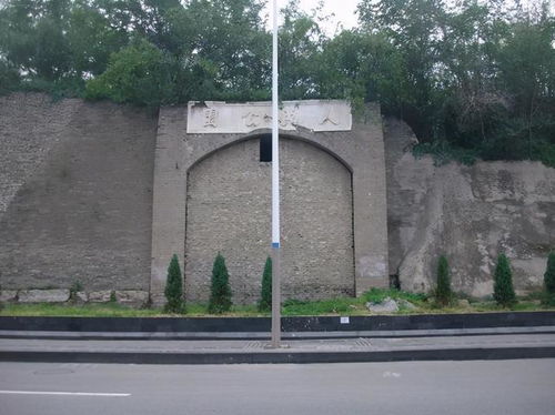 古镇石板路现全家六口殉难墓碑，一段被遗忘的历史与文化的碰撞