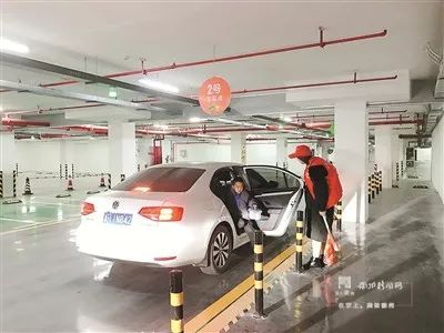义乌学校地下停车场接娃模式走红，探索智慧教育的未来之路