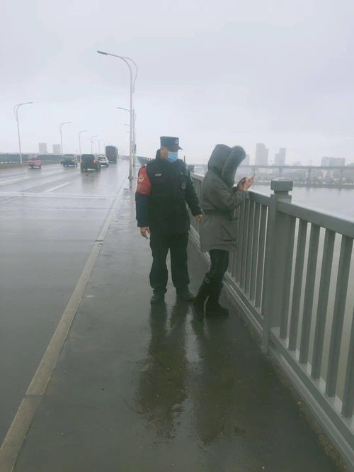 轻生之阻，男子跳桥未遂背后的情感纠葛