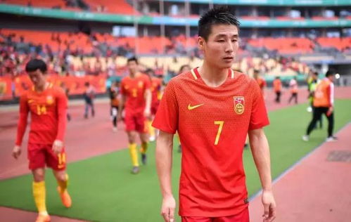 国足谢场流泪，球迷的呼唤与大连的拼搏精神