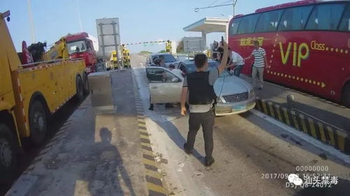 男子台风前把房车开到楼顶防水淹