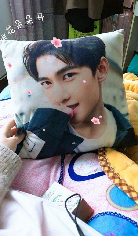 网友在迪拜偶遇杨洋，明星邂逅梦幻之旅