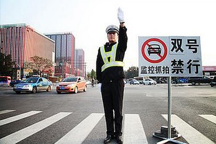 单双号限行政策全面解析，对城市交通影响几何？