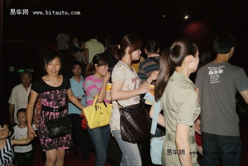 吴艳妮与徐卓一混合接力夺冠，速度与激情的完美结合