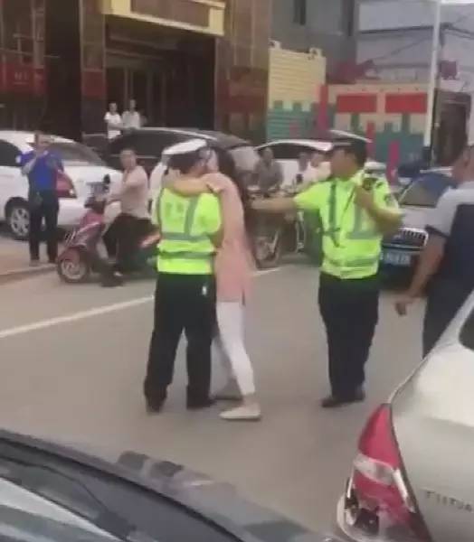 女子便衣执法引发争议，官方回应并调离工作岗位