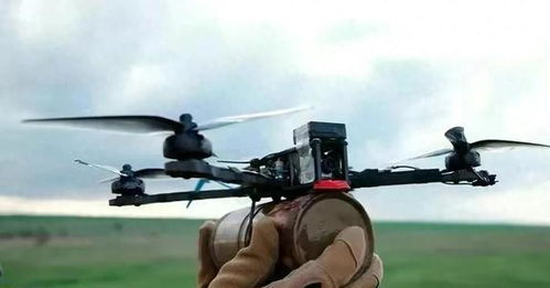 俄受伤士兵向乌军无人机双手合十，战争与人性交织的复杂画面