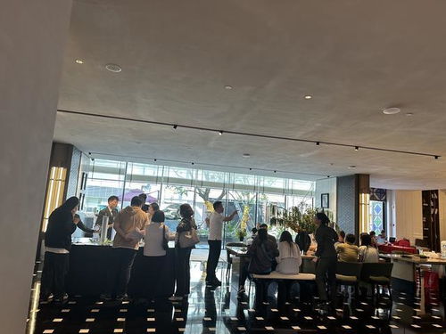 上海售楼处迎大客流，现场有人当场签约——揭秘楼市热潮背后的故事