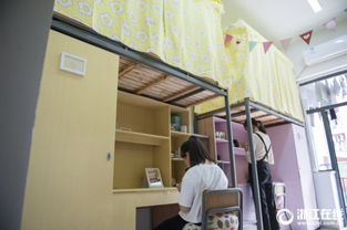 大学生在宿舍开化妆工作室生意火爆