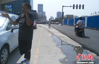 车在停车位上被拖走，交警的回应引发深思——领导决策下的无奈