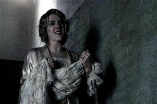 英国女子杀害父母与尸体共住四年，悲剧背后的心理剖析与警示