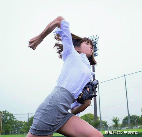 女网红在日本鸟居做引体向上惹众怒，文化与尊重的反思