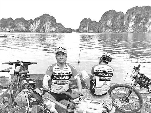 小伙卖房带偏瘫妈妈游祖国大好河山