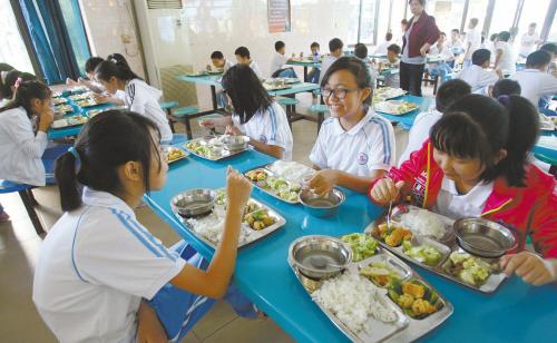 昆明长丰学校食堂承包商因违规被罚578万，警醒与深思