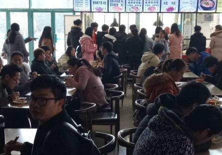 昆明长丰学校食堂承包商因违规被罚578万，警醒与深思