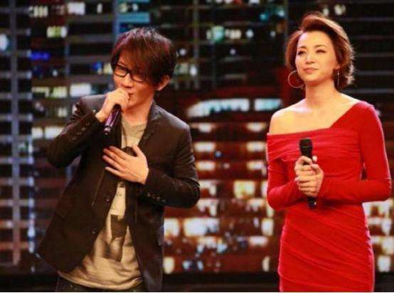 董卿携子共赏刘谦演出，探寻亲子与魔法的交织之美