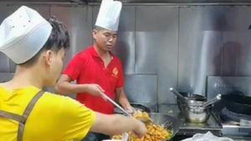 贾冰做菜，铺褥子式的烹饪艺术