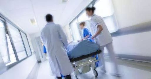 急诊患者倒地身亡，悲剧背后的医疗系统反思