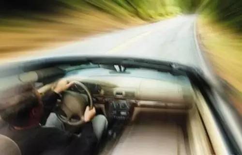 因距离短引发冲突，超速急刹背后的驾驶纷争