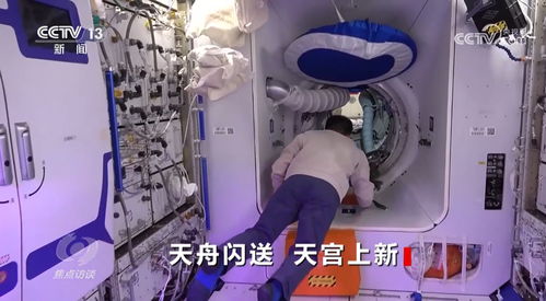 独自扛新洗衣机上八楼的女子