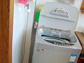 独自扛新洗衣机上八楼的女子