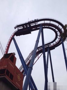 过山车卡半空，一场惊心动魄的冒险