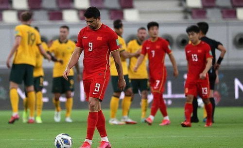 范志毅看国足比赛吸上氧了