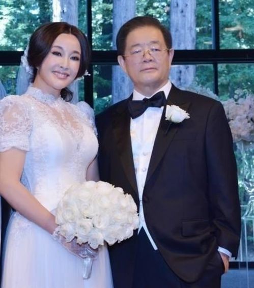 刘晓庆与小38岁前男友共舞引热议，年龄不是爱的界限