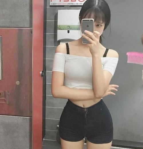 单手掰苹果，00后女生的力量与自信展现