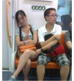 地铁惊现睡美人，女子躺地上称太困