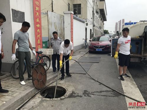 山东公厕门口环卫工集体下跪，尊重与理解是双向的