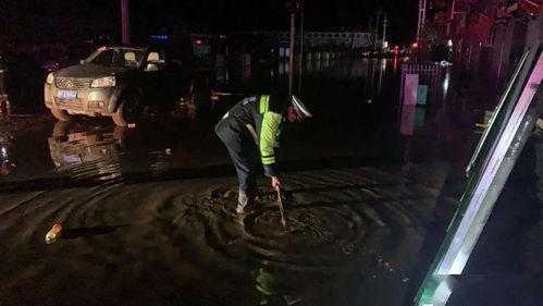 红灯下的温暖守护，老人安全出行的守护者