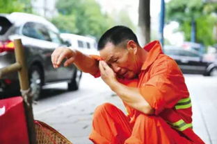 街头的呼唤，女孩随父乞讨背后的社会现实与援助途径