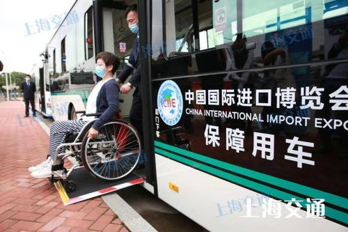 公交司机在红灯期间用餐，安全与效率的平衡