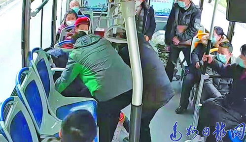 公交司机在红灯期间用餐，安全与效率的平衡