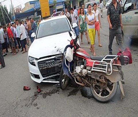 当铁马遇上铁马，摩托车与汽车碰刮后漏油的警示故事