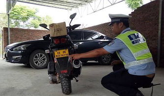 当铁马遇上铁马，摩托车与汽车碰刮后漏油的警示故事